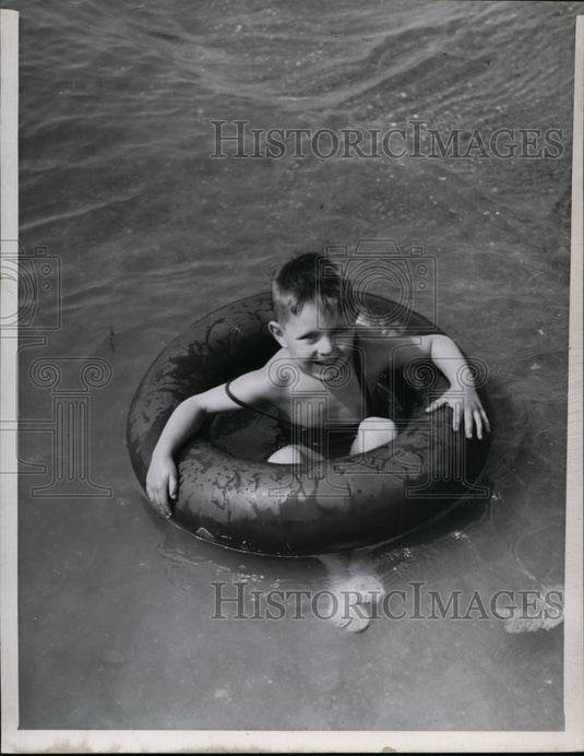 1944 Press Photo Danny O'Meara, 4, enjoys the hot weather while at the water - Historic Images