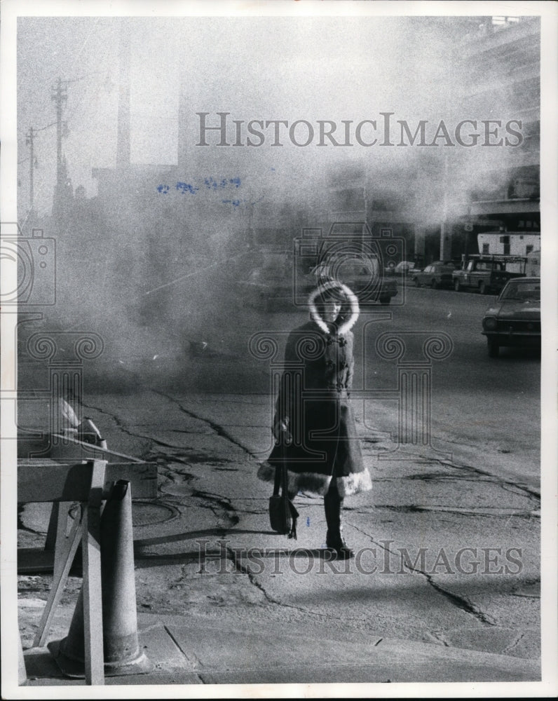 1973 Press Photo Clouds of steam from a broken pipe on Superior Avenue N.E. - Historic Images