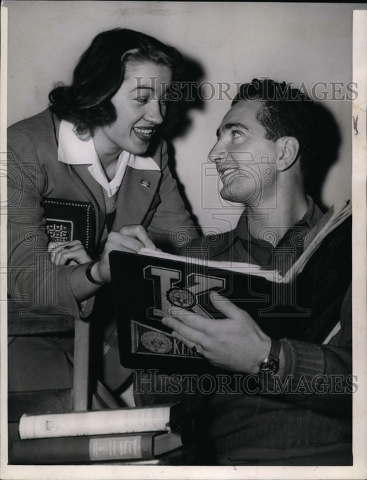 1944 Press Photo: Discharged veterans find their way back to normal life. - Historic Images
