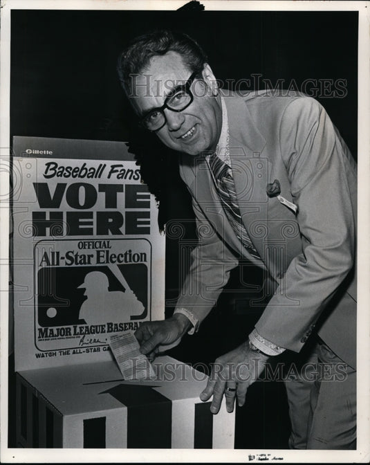 1972 Press Photo Mayor Ralph Park seen dropping his vote at the ballot box - Historic Images
