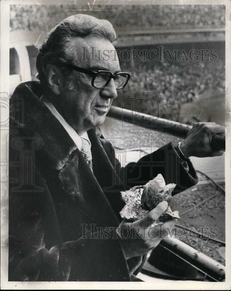 1971 Press Photo Mayor Ralph Perk at Browns vs Cincinnati Game - cvb33205 - Historic Images