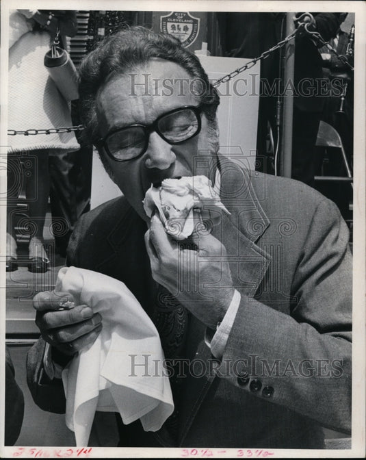 1972 Press Photo Mayor Ralph J. Perk seen eating a cake at Cleveland's birthday - Historic Images
