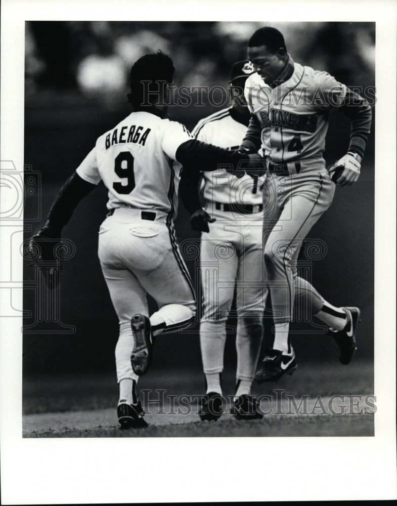 1990 Press Photo Carlos Baerga tags Harold Reynolds in the 7th inning - Historic Images