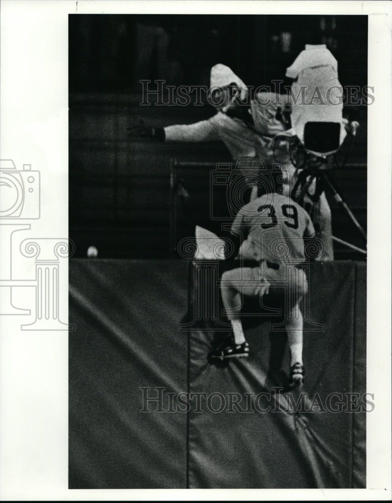 1990 Press Photo Robert Kelly climbs up the wall trying to catch the ball- Historic Images