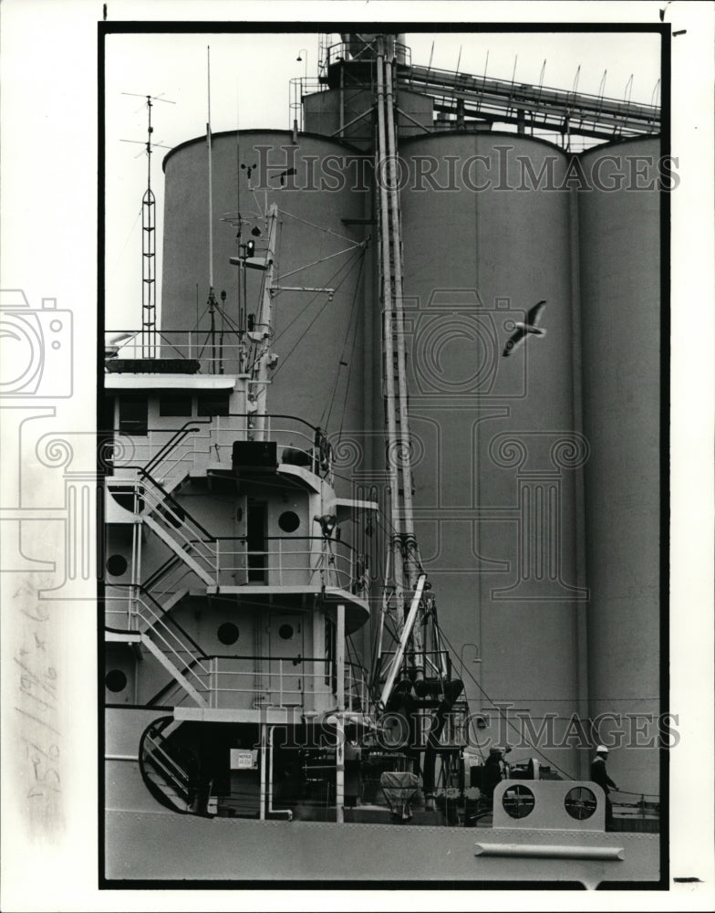 1990 Press Photo The E.M. Ford unloads its cargo of cement at LaFarge Cement - Historic Images