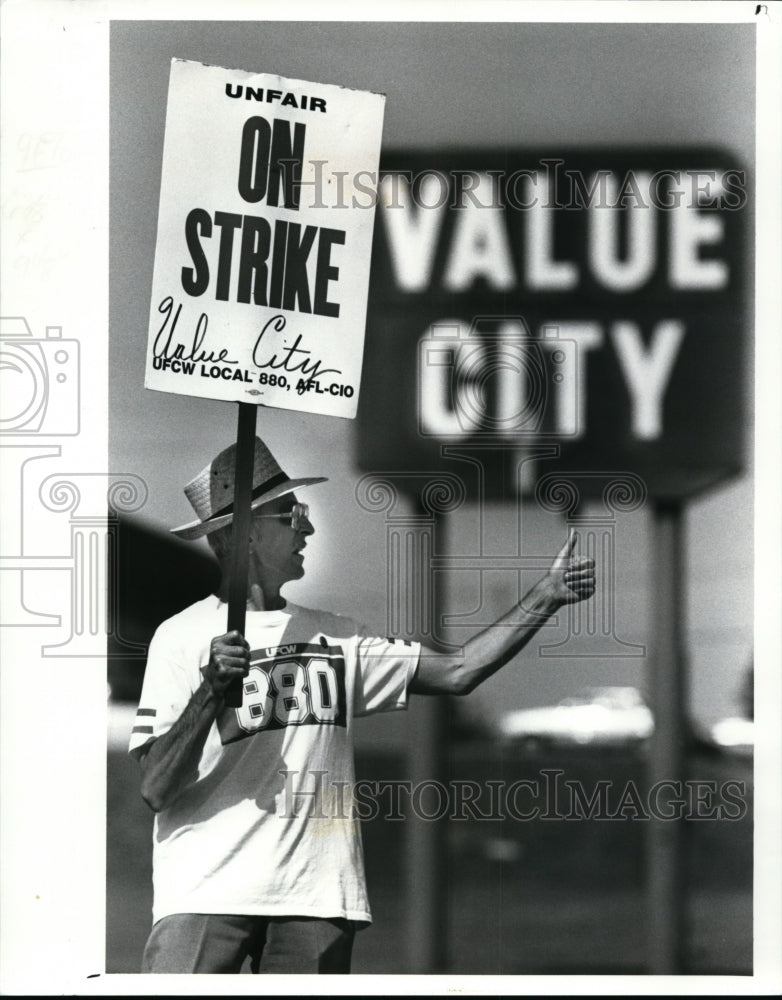 1989 Press Photo Jim Mullen gives thumbs up sign to cars driving by honking horn - Historic Images