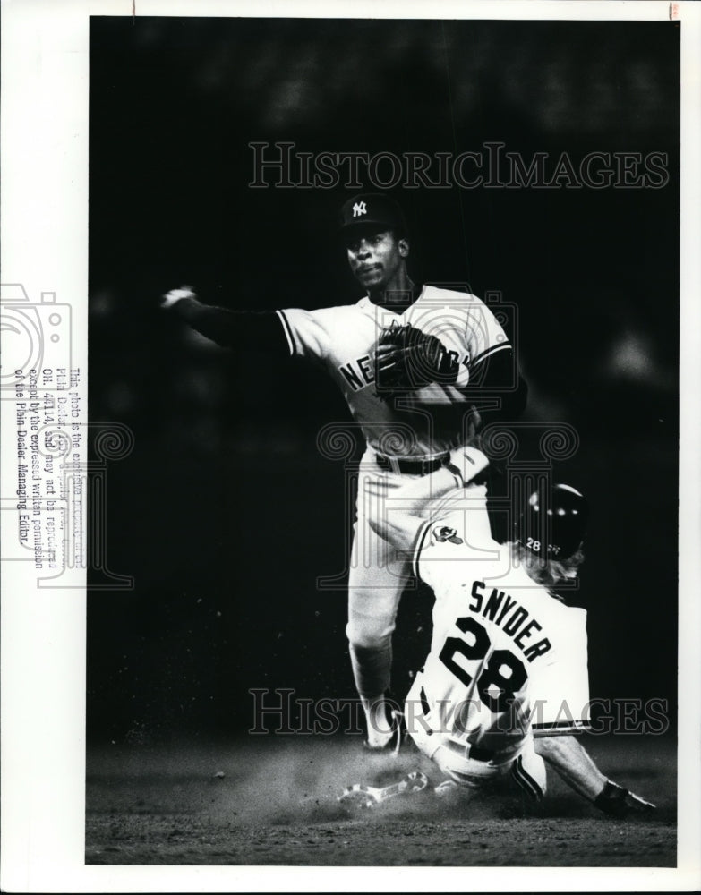 1988 Press Photo No.28 Cory Snyder out at 2nd force play, Brook Jacoby at bat- Historic Images