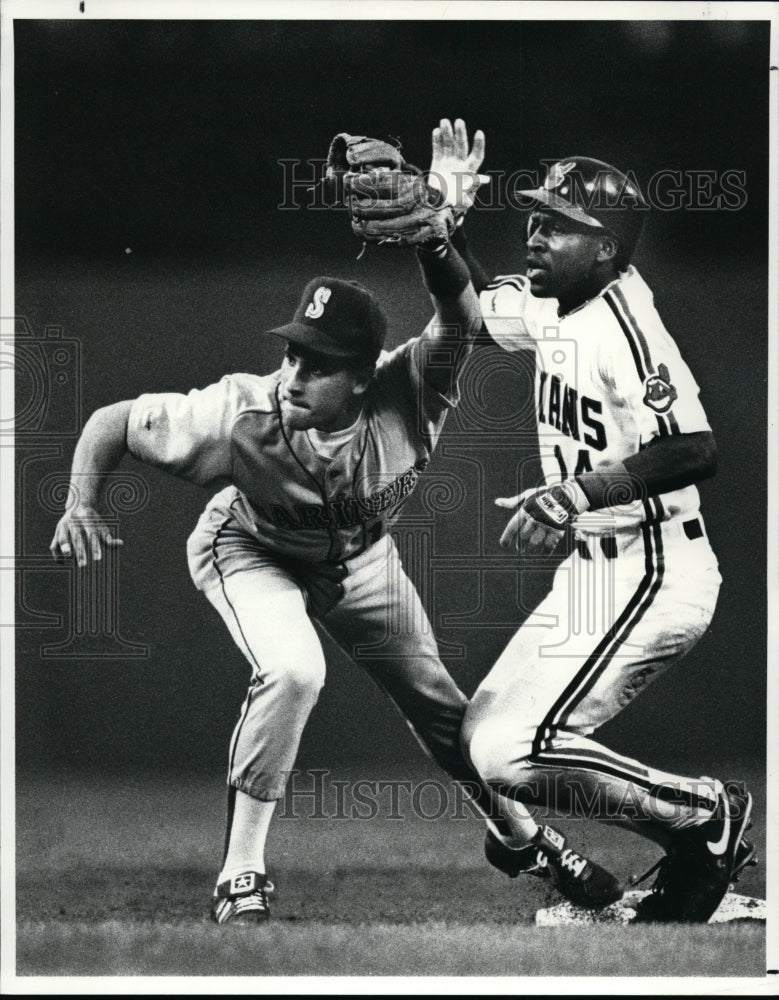 1989 Press Photo 1st Inning Browne safe at 2b on bunt by Fermin - cvb33319- Historic Images