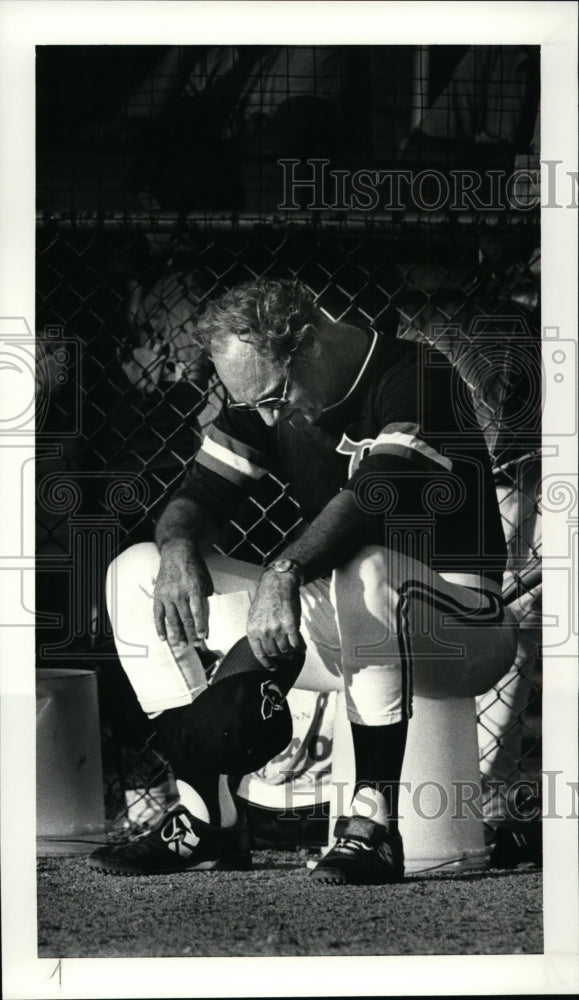 1986 Press Photo Manager Tom Chandler Hangs his Head in Frustration - cvb33420- Historic Images