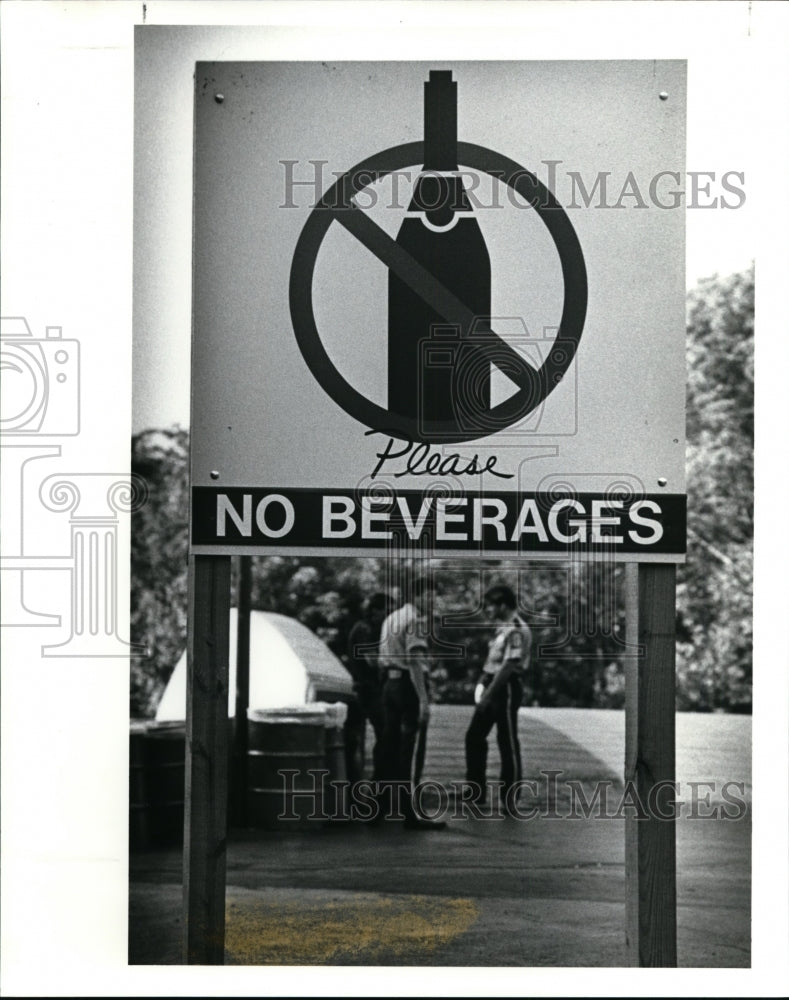 1988 Press Photo Sign for No Beverage in the Main Entrance to Blossom - Historic Images