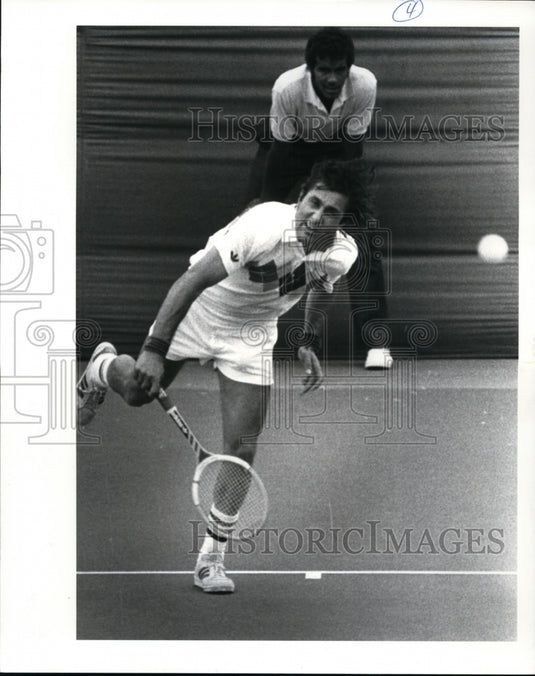 1982 Press Photo Ile Nastase Power Serve During the Fazio Tennis Classic - Historic Images