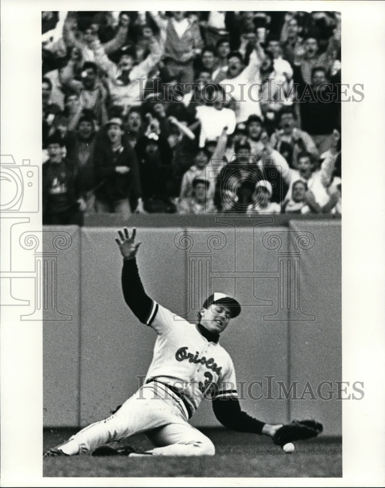 Press Photo: Oriole left fielder, Ken Gerhart drops a fly ball - cvb33512 - Historic Images