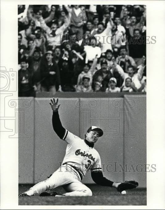 Press Photo: Oriole left fielder, Ken Gerhart drops a fly ball - cvb33512 - Historic Images