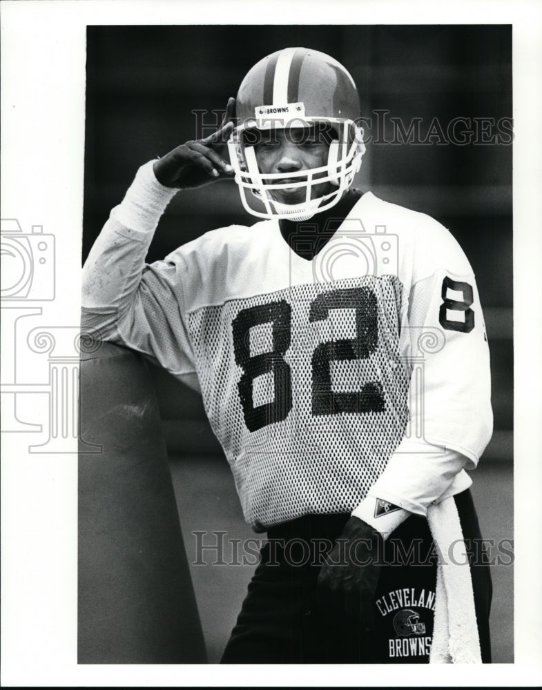1989 Press Photo Ozzie Newsome, resting against a blocking dummy - cvb33540 - Historic Images