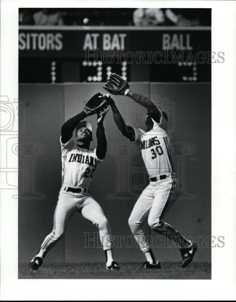 1989 Press Photo Joe Carter and Oddibe McDowell almost collide to each other - Historic Images