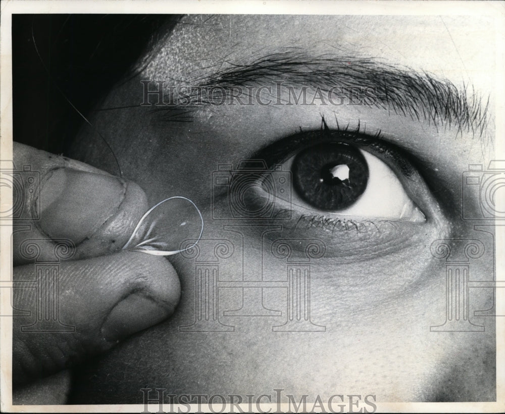 1971 Press Photo Contact lens-pliable - cvb33657 - Historic Images