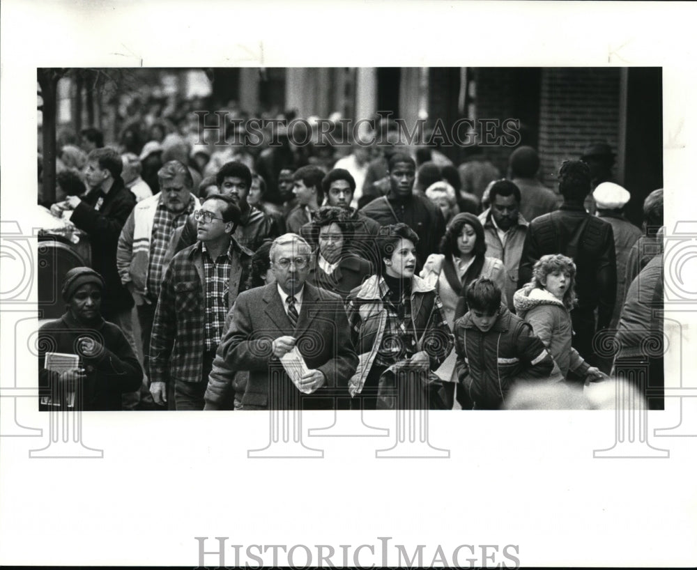 1985 Press Photo May Company-downtown sidewalk crowd - cvb33660 - Historic Images