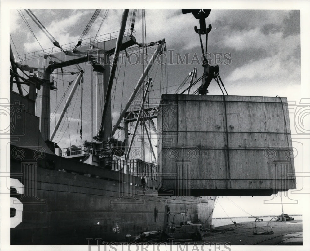 1976 Press Photo Container Material being shipped to Arab Country - cvb33661 - Historic Images