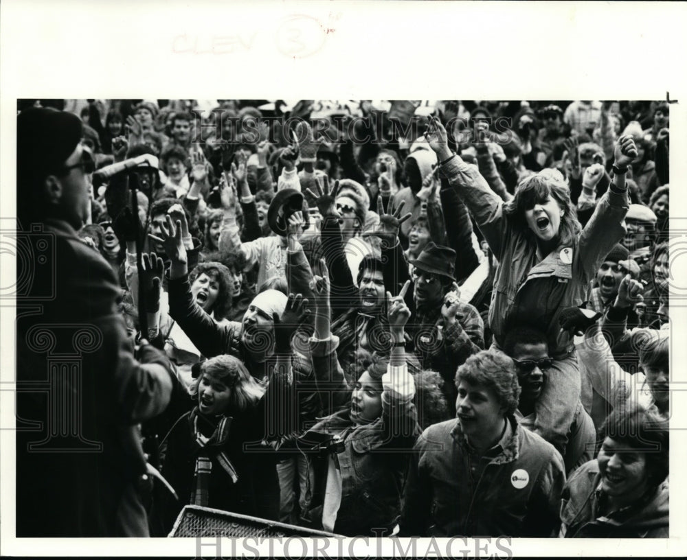 1986 Press Photo Crowds - cvb33666 - Historic Images