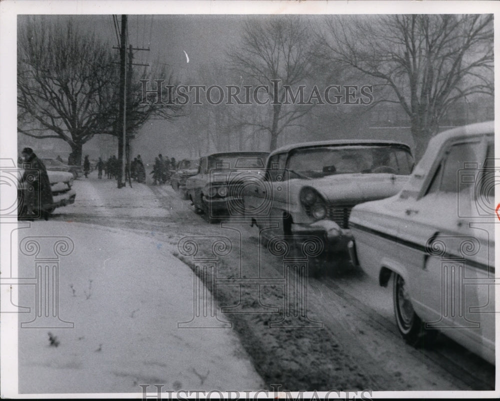 1963 Press Photo A bumper to bumper traffic at the snow covered Vine Street - Historic Images