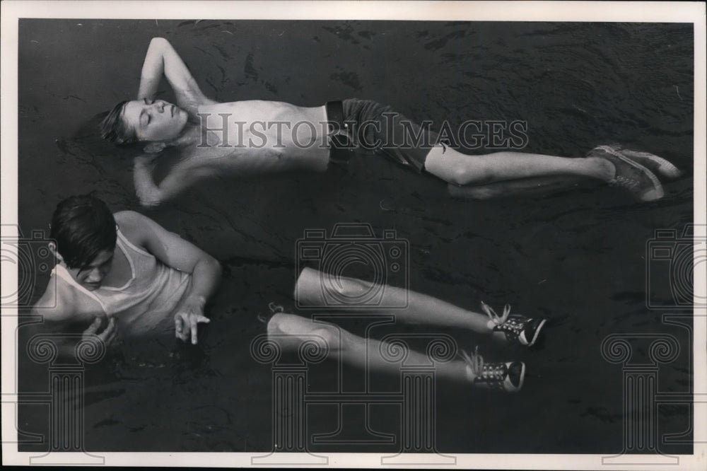 1972 Press Photo Rick Files &amp; Jeff Mindyas relaxing in the river - cvb33716 - Historic Images