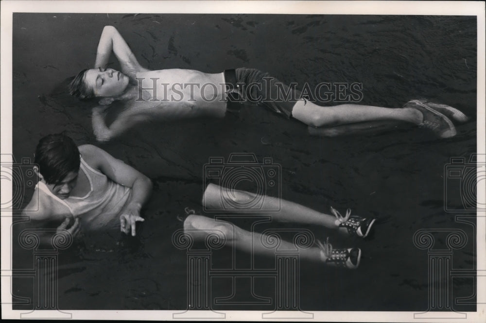 1972 Press Photo Rick Files & Jeff Mindyas relaxing in the river - cvb33716 - Historic Images