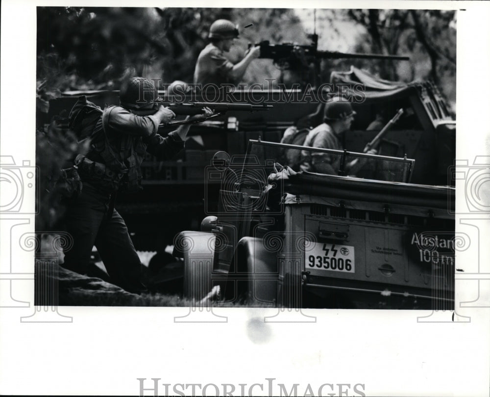 1991 Press Photo World War II re-enactment as Americans advance to German post - Historic Images