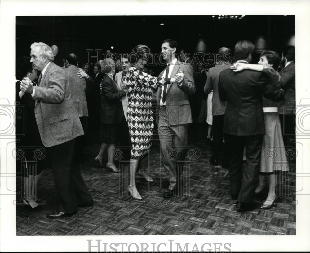 1986 Press Photo Ballroom Dancing to the Music of Harry Hershey - cvb33792 - Historic Images