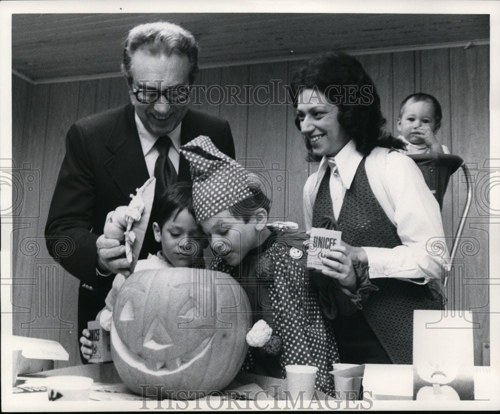 1972 Press Photo Mayor Ralph J. Perk and Grandchildren - cvb33823 - Historic Images