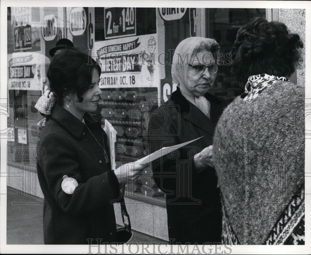 1969 Press PhotoSue Bartomole passing out leaflets Viet Moratorium Demonstration - Historic Images