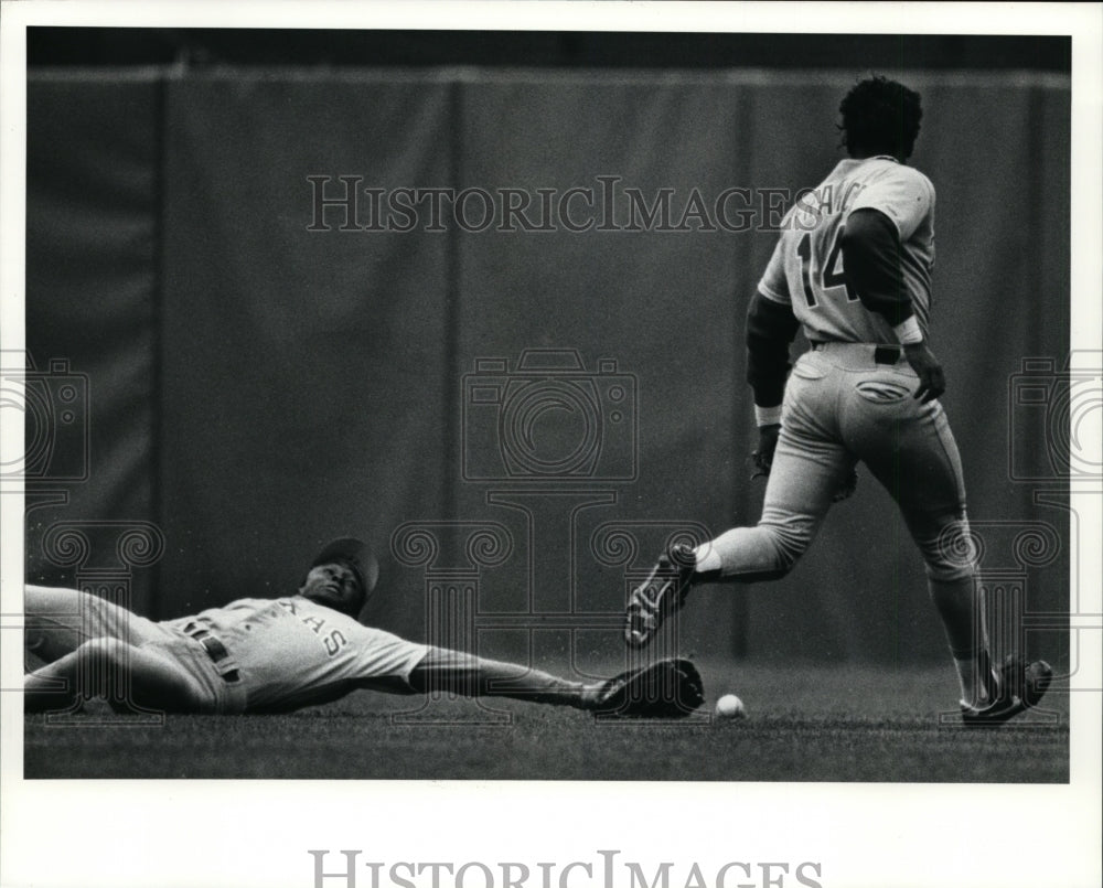1990 Press Photo Gary Pettis, Julio Franco-baseball game - cvb33906 - Historic Images