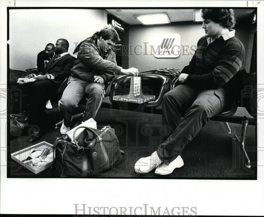 1987 Press Photo Clay Matthews and Dave Puzzuolo-vertical checkers game- Historic Images