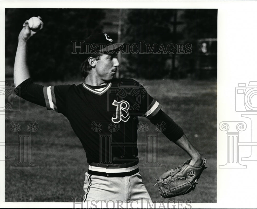 1986 Press Photo Pitcher Jeff Shaw plays catch before a game in Erie, PA - Historic Images