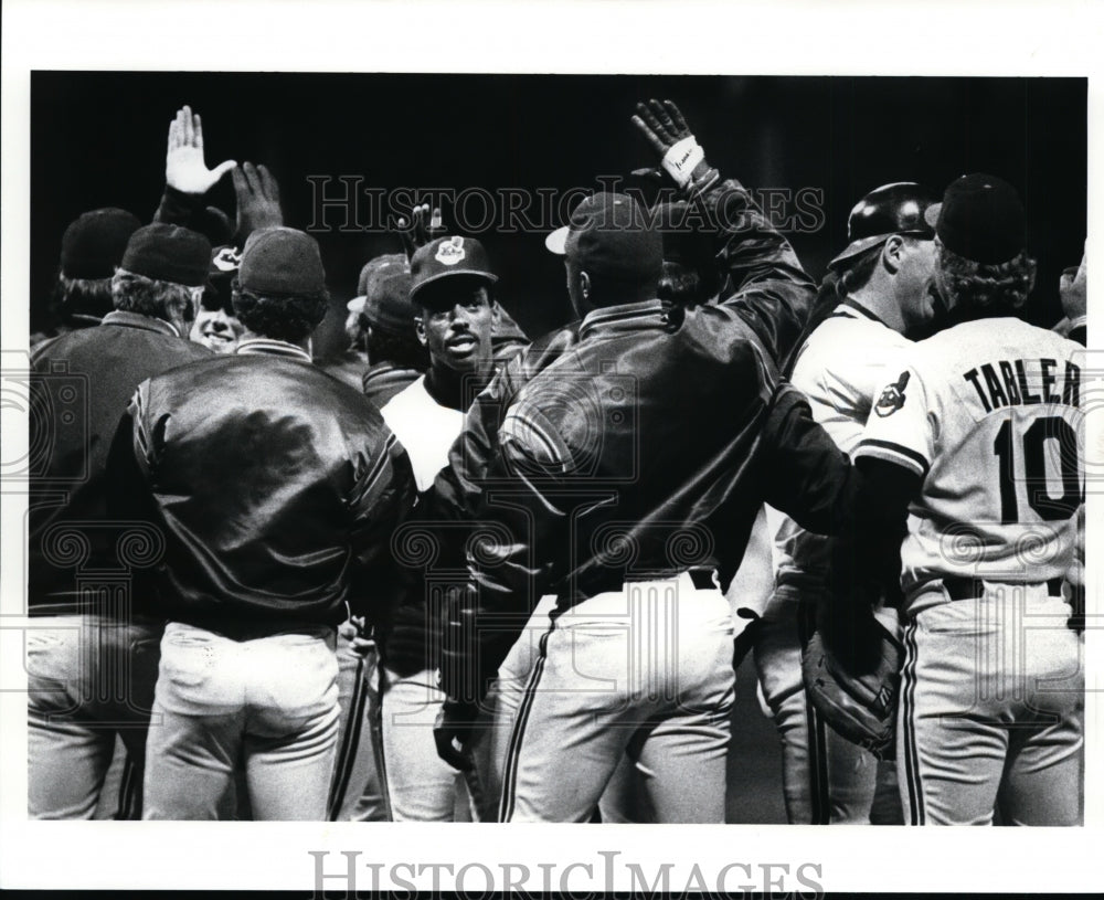 1988 Press Photo Indians teamates congratulate each other on their win - Historic Images