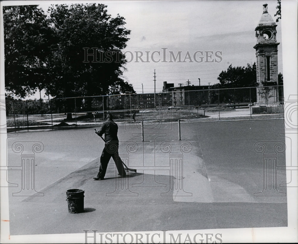 1981 Press Photo A workman finishes off the red outlines - cvb33992 - Historic Images