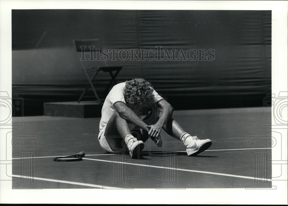 Press Photo Tom Judson lowers his head in defeat - cvb33995 - Historic Images