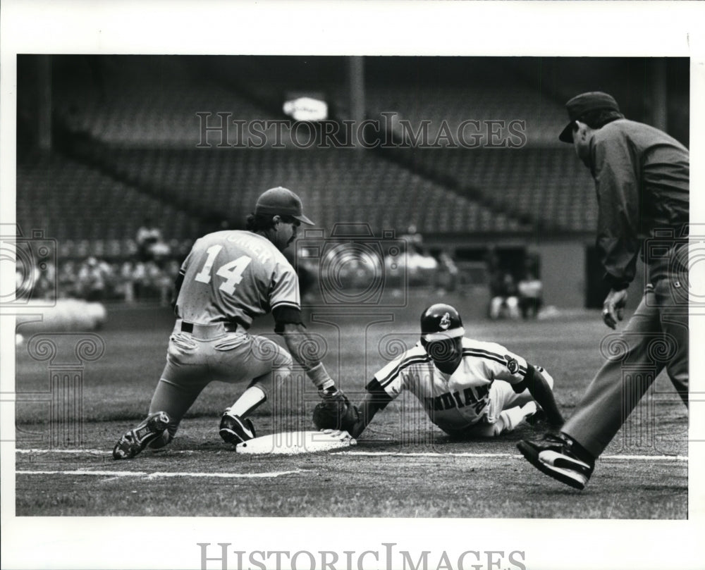 1989 Press Photo Oddibe McDowell dives,back to 1st base during the game - Historic Images