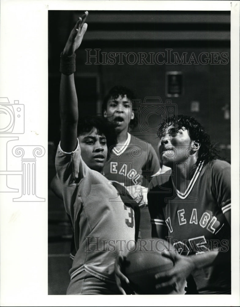 1987 Press Photo: Donece Smith of John Kennedy is blocked - Basketball - Historic Images