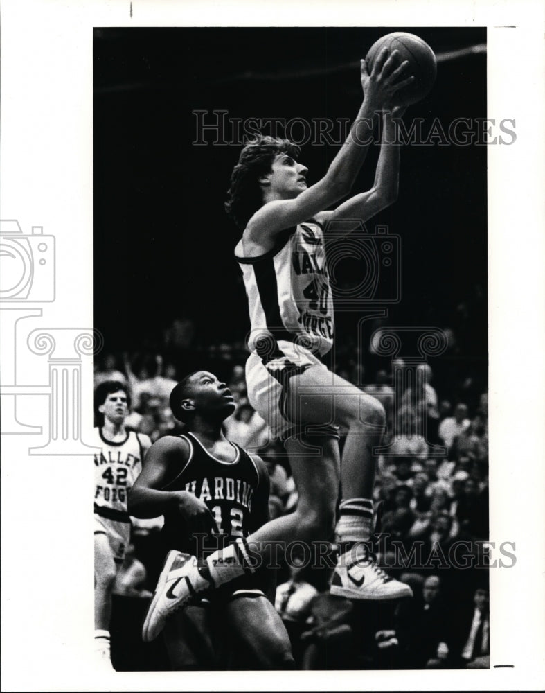 1988 Press Photo Pat Teresi of Valley Forge drives to the basket - cvb34252 - Historic Images