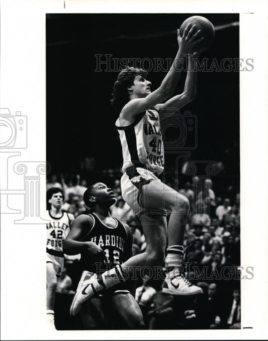 1988 Press Photo Pat Teresi of Valley Forge drives to the basket - cvb34252 - Historic Images