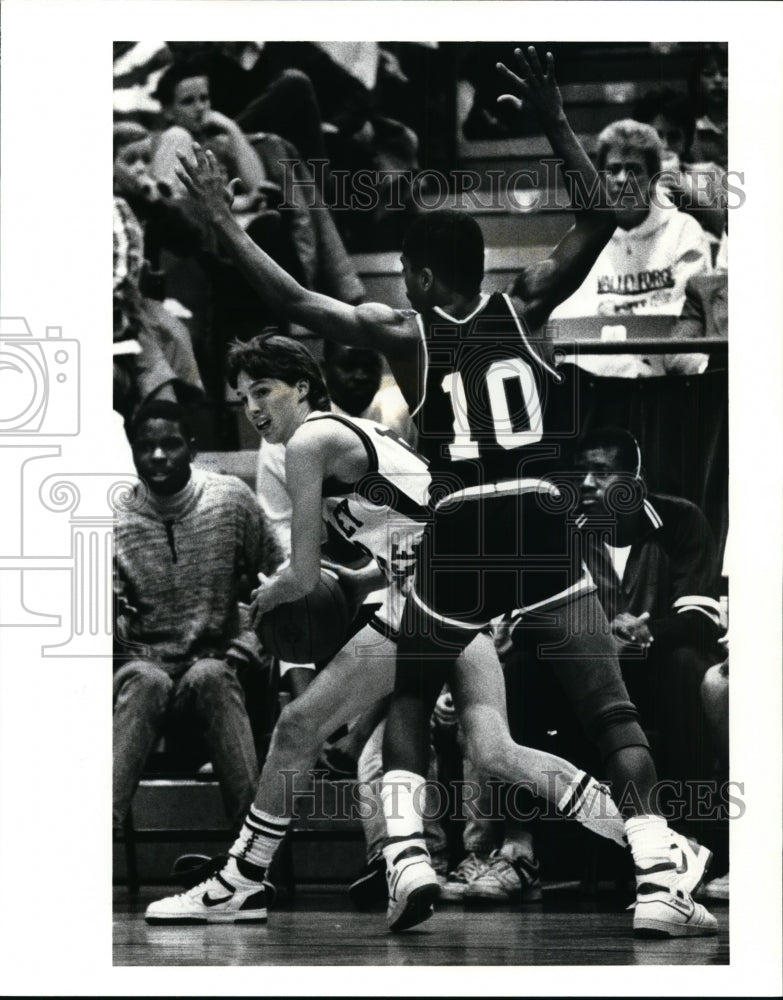 1988 Press Photo Joe Markowski of Valley Forge guarded by Curtis Franklin - Historic Images