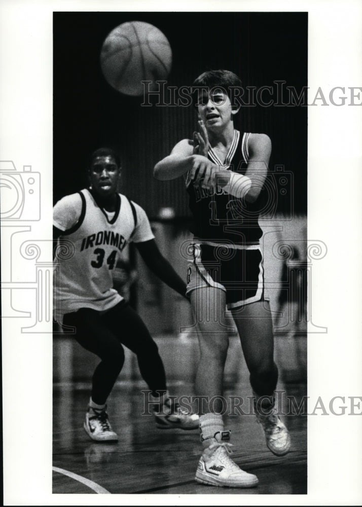 1988 Press Photo Ron Fields of Brooklyn guarded by Anthony Byrd - cvb34264 - Historic Images