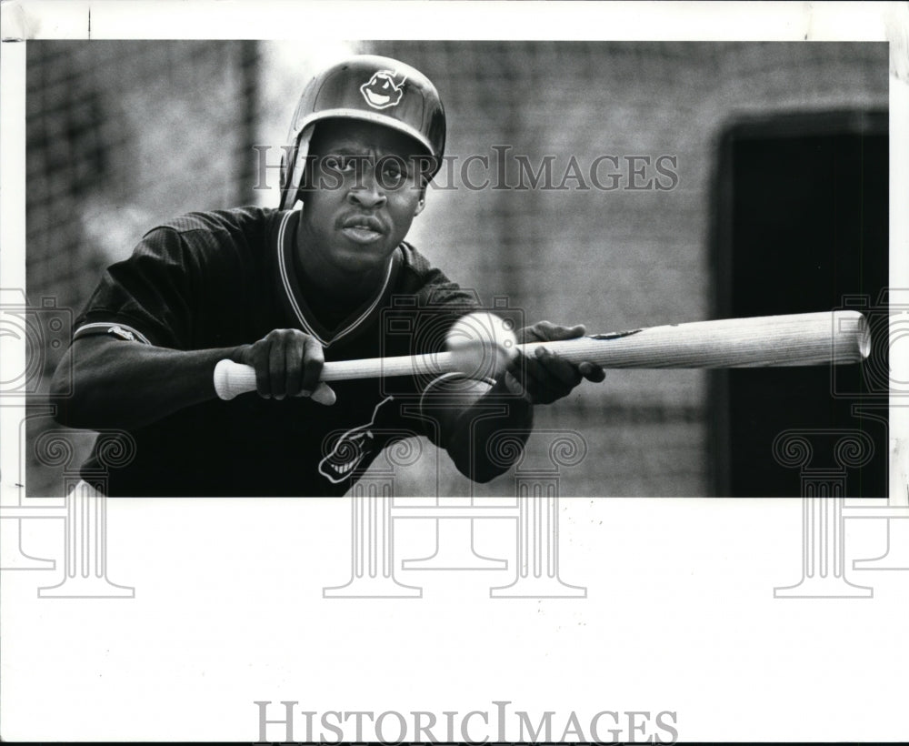 1989 Press Photo Jerry Browne bunt the ball during spring training in Tucson - Historic Images