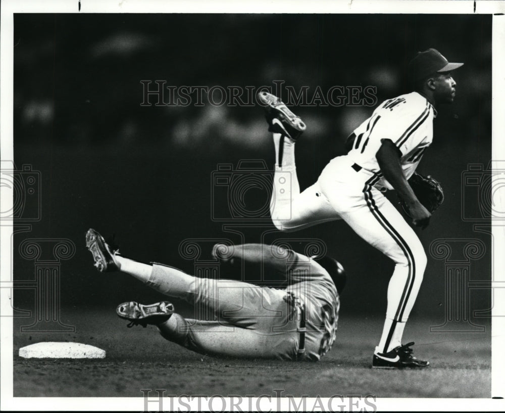 1989 Press Photo Indians second baseman Jerry Browne makes the Double play tag - Historic Images
