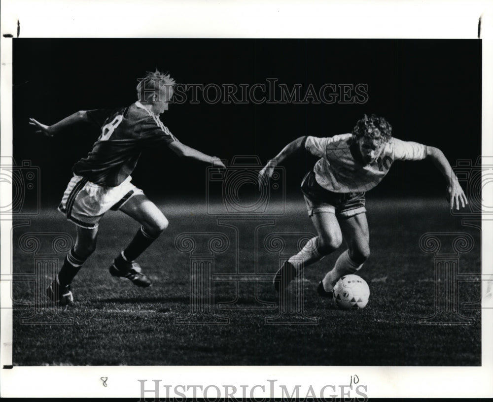 1991 Press Photo Strongsville-Matt Briggs, Cloverleaf-Matt Ehret, soccer game - Historic Images