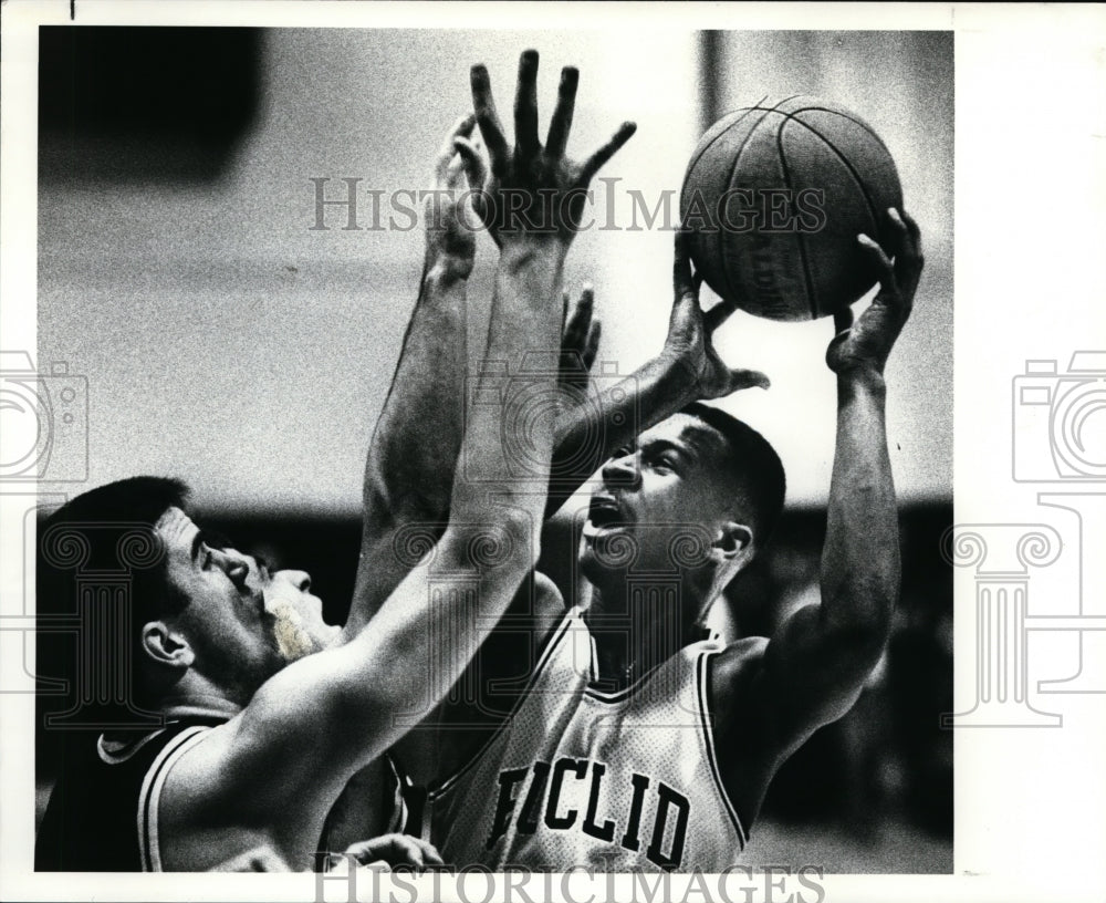 1988 Press Photo Euclid guard Derek Walton drive to the hoop in the first period- Historic Images