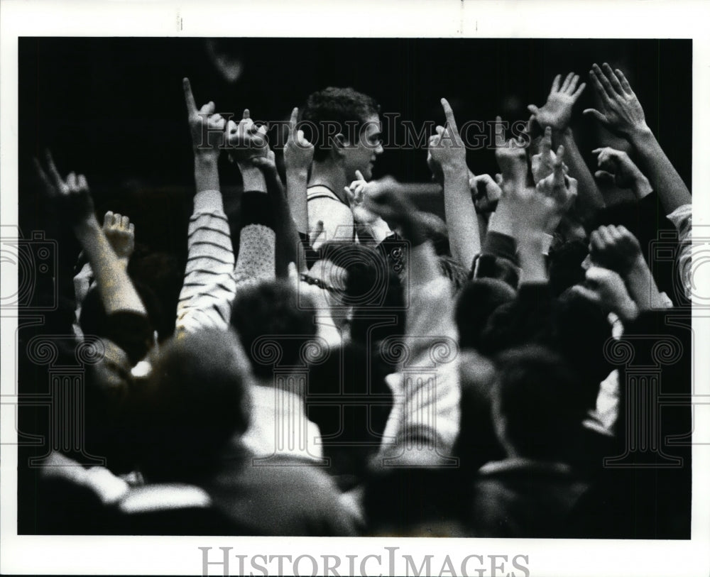 1987 Press Photo Mike Spellacy is lifted up by fans and teammates after win - Historic Images
