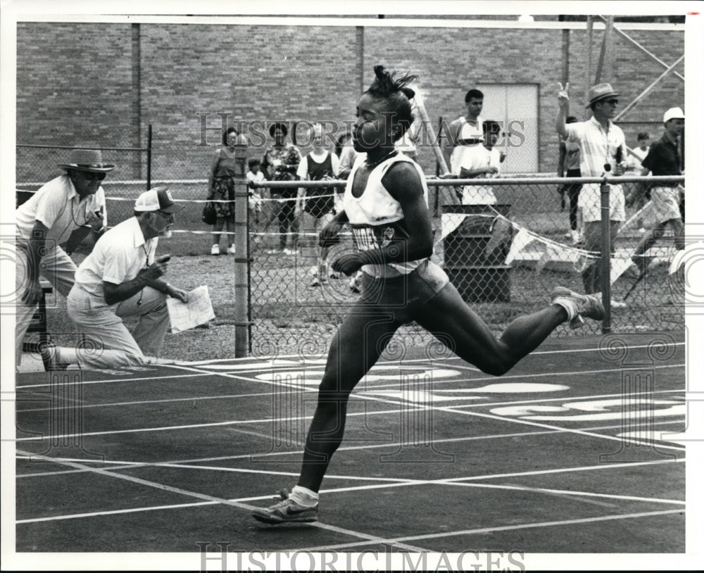 1991 Press Photo Katonia Harding, of James F. Rhodes High outdistances other - Historic Images