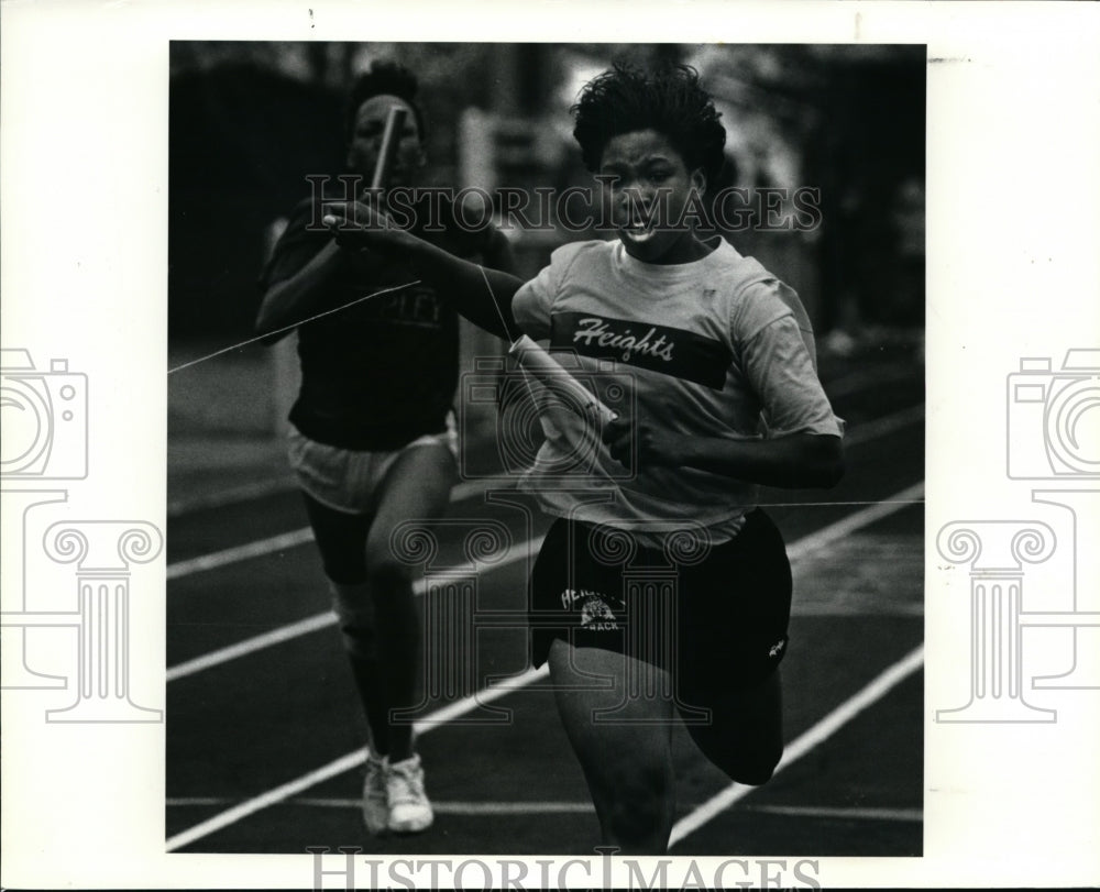 1990 Press Photo Cleveland Heights Kelly Bullock gets tangled in the string - Historic Images