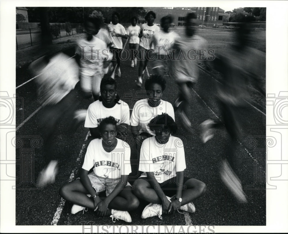 1991 Press Photo Members of the Rebel Track Club in the middle of track field - Historic Images